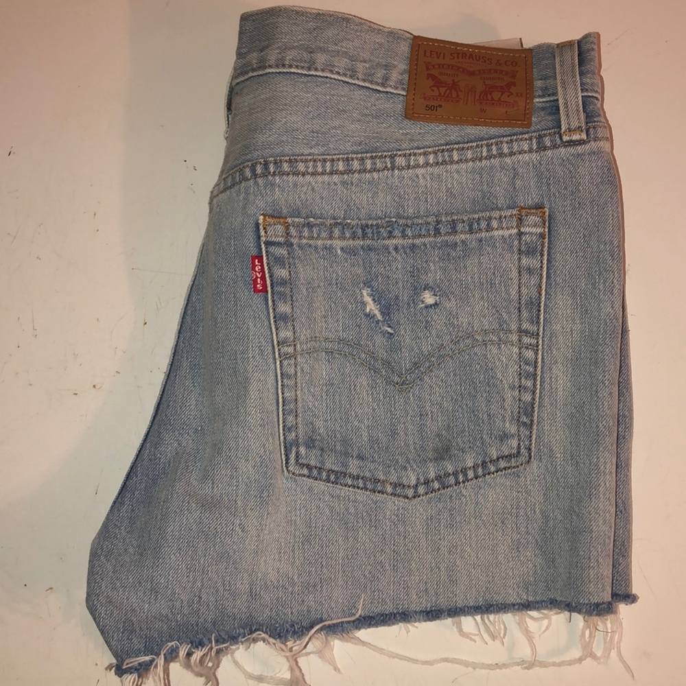 brand new light wash Levi jean shorts!